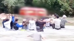 Vụ 2 người phụ nữ chết đuối ở Nghệ An: Cảm thương cảnh khiêng quan tài vượt lũ đi an táng