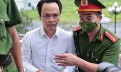 Xét xử ông Trịnh Văn Quyết và 49 bị cáo: Cựu Chủ tịch FLC mặc sơmi trắng đến tòa