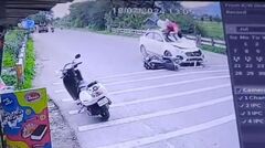 Hai xe máy bất ngờ bị chiếc ô tô tông văng lên không trung