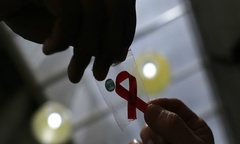 HIV có dễ lây cho nhiều người không? Hôn có lây nhiễm HIV không?