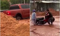 Cát đỏ tràn xuống đường ở TP. Phan Thiết, ô tô, xe máy bị mắc kẹt