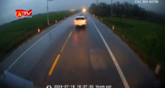 Lạnh người khoảnh khắc lái xe đầu kéo tăng ga  "thông chốt " CSGT