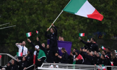 VĐV cầm cờ Italy rơi nhẫn cưới xuống sông, cuống cuồng viết tâm thư gửi vợ