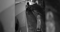 Đang đi dạo, người phụ nữ bị đối tượng lạ mặt sàm sỡ