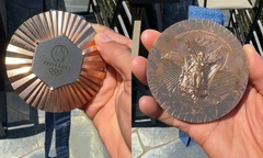 Huy chương Olympic Paris bị nói xấu như giấy gói kẹo, VĐV chê như hàng phế liệu