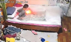 Video: Máy sấy bất ngờ bốc cháy rồi lan ra đệm, cậu bé có màn xử lý thông minh