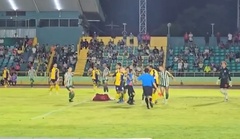 Cầu thủ lao vào  "hỗn chiến " ngay trên sân bóng tại Thái Lan