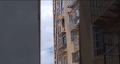 Cậu bé rơi xuống  "chuồng cọp " ở tầng 4 được giải cứu khó tin