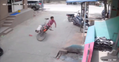 Chạm phải dây điện hở trên đường, 2 học sinh bị điện giật ngã gục