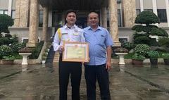 Được tặng danh hiệu “người tốt, việc tốt” vì đã trả lại túi xách có 500 triệu đồng cho “khổ chủ”