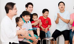 Nam vương Tuấn Ngọc trao quà Trung thu cho các bé mồ côi