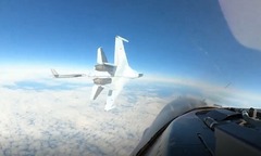 Tiêm kích  "ngoài hành tinh " của Nga xuất kích, cắt mặt F-16 Mỹ gần Alaska