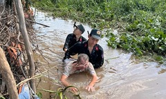 Triệt phá sòng bạc quy mô lớn, bắt loạt con bạc lặn sông trốn công an 