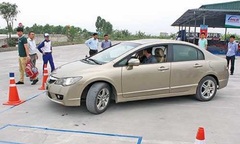 Bằng B1 lái xe số sàn có được không?