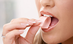 Nhai kẹo cao su có thể dương tính giả với nồng độ cồn, tài xế cần làm gì?
