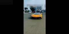 Clip:  "Mải ngắm " Lamborghini, xe máy  "bay " thẳng vào đuôi siêu xe, ứng xử lạ của chủ xế hộp