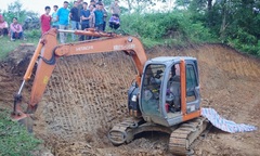 Khởi tố người lái máy xúc khiến một cháu bé tử vong