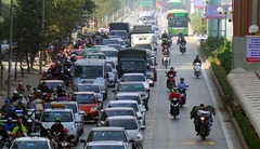 Năm 2024, lấn làn ô tô bị phạt bao nhiêu tiền?