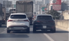 Clip: Tài xế Porsche Macan S đi làn khẩn cấp, thò tay đập gương xe Hyundai