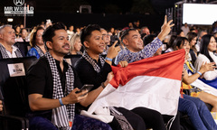 Khăn rằn thêu cờ Việt Nam xuất hiện trên sóng livestream quốc tế