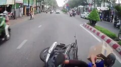 Clip: Nhìn đường quên cả phanh, nam thanh niên  "bay " thẳng vào đuôi ô tô