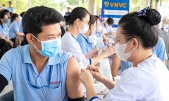 Lo ngại sốt xuất huyết, nhiều doanh nghiệp chi tiền cho lao động tiêm vắc xin