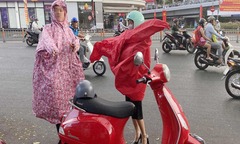 Dừng xe mặc áo mưa có phạm luật?