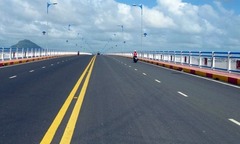 Đường có dải phân cách  "mềm " là vạch vàng, đi sao cho đúng?