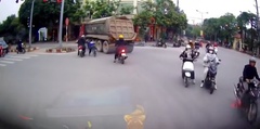 Clip: Cậu bé đạp xe lao thẳng vào điểm mù của xe tải, kết cục ai cũng không ngờ