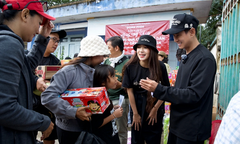 Ê-kíp Lật Mặt 8: Vòng Tay Nắng trao quà tự thiện cho bà con thôn Cầu Gãy