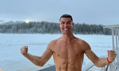Ronaldo  "ngâm mình " trong tuyết lạnh -8 độ C, khoe body  "cực phẩm " khiến dân mạng rần rần