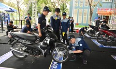 Nhiều doanh nghiệp chung tay chăm sóc, bảo dưỡng xe máy miễn phí cho sinh viên về quê đón Tết