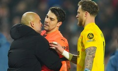 Pep Guardiola gây tranh cãi khi nổi đóa với hai cầu thủ Man City