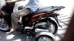 Người khuyết tật đi xe ba bánh có yêu cầu bằng lái không?