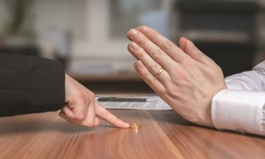 Ai là người phải chịu án phí khi ly hôn?