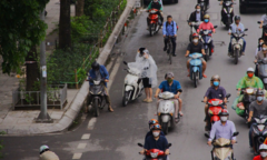 Đang đi trên đường, người tham gia giao thông có được dừng xe để mặc áo mưa không?