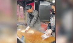 Anh bán bánh điển trai  "ném bột " điêu luyện, 1,3 tỷ người xem phải trầm trồ!
