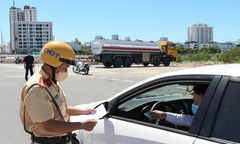 Từ 2025, ô tô chuyển làn không bật xi nhan bị xử phạt rất nặng