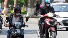 Lái xe bằng một tay có bị phạt hay không