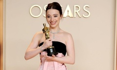 Vẻ đẹp quyến rũ của nữ diễn viên 9x “bùng nổ” với phim Anora, giành tượng vàng Oscar
