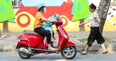 Chở trẻ em ngồi trước xe máy có bị xử phạt không?