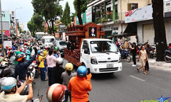 Xót xa cảnh người thân, đồng nghiệp đưa tiễn diễn viên Quý Bình đoạn đường cuối