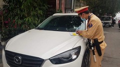 Từ năm 2025: Khi đỗ ô tô, tài xế quên làm điều này có thể  "lĩnh " phạt nặng