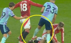 Trọng tài trận MU vs Arsenal nhận  "gạch đá " khi có quyết định gây tranh cãi
