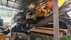 Hiện trường vụ tai nạn, xe đầu kéo chở 4 máy múc bất ngờ đâm vào nhà dân ở Thanh Hóa