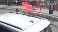 Clip: Đang nắm tay nhau đi dạo, đôi tình nhân bất ngờ bị hố tử thần  "nuốt chửng "