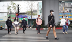 Người đi bộ sang đường không vẫy tay sẽ bị phạt bao nhiêu tiền?