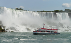 Trầm cảm sau sinh khởi nguồn bi kịch: Mẹ ôm hai con nhảy xuống từ thác nước cao gần 60 mét tại Mỹ, tử vong thương tâm