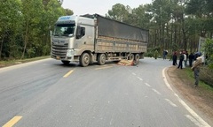 Rùng mình khoảnh khắc 3 học sinh ở Quảng Bình đi xe máy bị cuốn vào gầm xe tải, 1 người tử vong