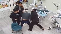 Clip: 3 người đàn ông hùng hổ lao vào phòng khám đánh tới tấp nam thanh niên